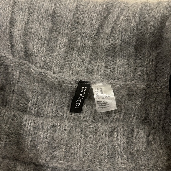 NWOT - H&M - Off-the-shoulder Sweater - Grey (size XS) - Picture 7 of 9